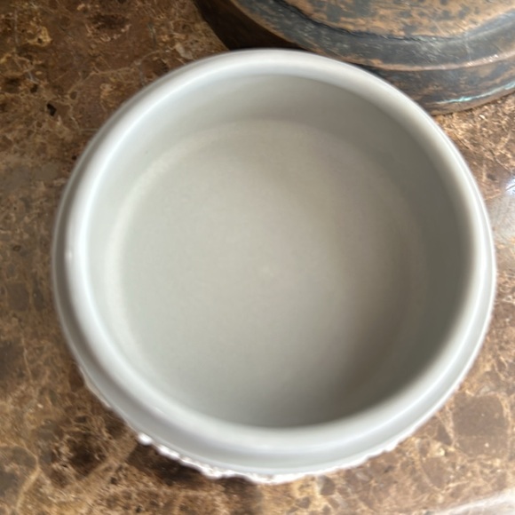 Westwood grey and white round box lovely top grapes and leaves trimming raised - Picture 7 of 14